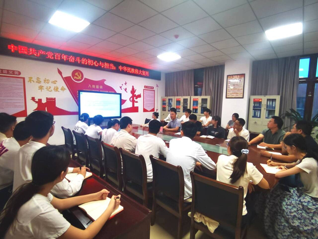 吴文副校长为我院师生讲授专题党...