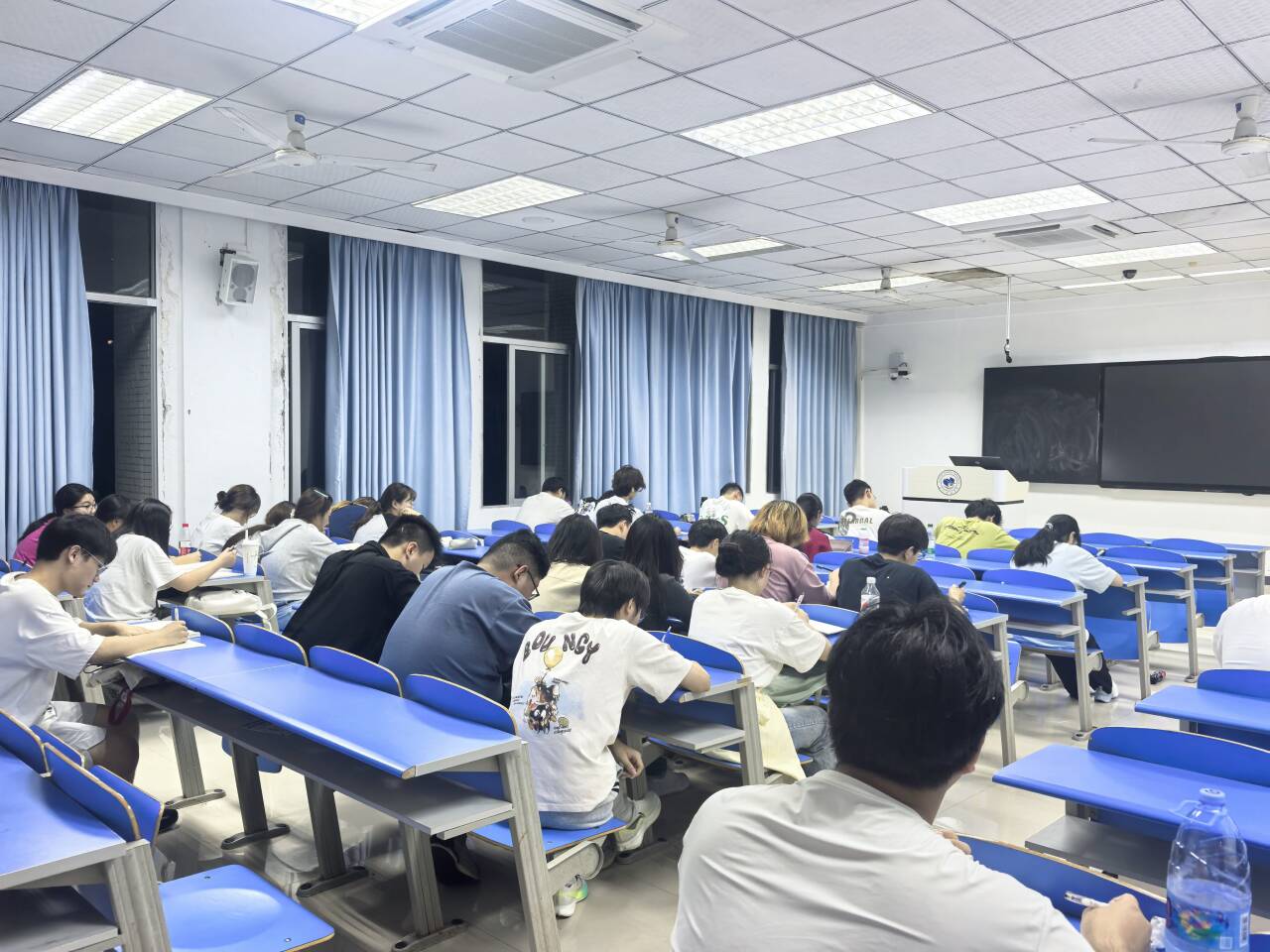 土建学院开展2026级新生实验...