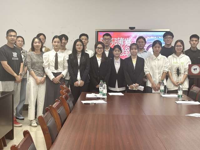 以评促学树榜样，奋楫逐光展担当